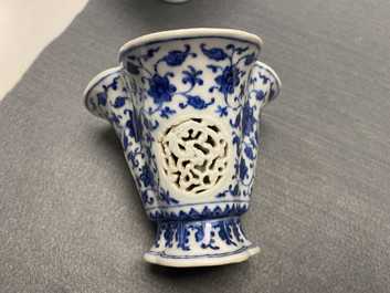 Een paar zeldzame Chinese blauw-witte drielobbige dubbelwandig opengewerkte libation cups, Qianlong